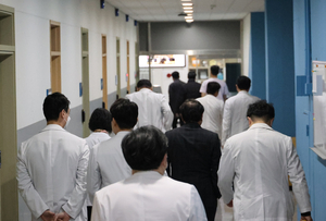 ‘사직 결의’ 임박 의대교수들…오늘 대응책 다시 논의한다