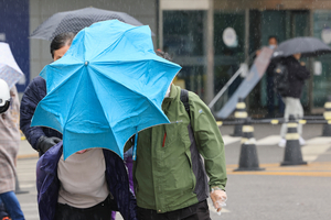 [오늘날씨 예보] 전국 ‘우산 필수’ 목요일…서울 출근길은 10도 수준