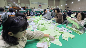野 190석 이상으로 국정 주도권 장악…尹 대통령, 임기 3년 남겨두고 조기 레임덕 위기
