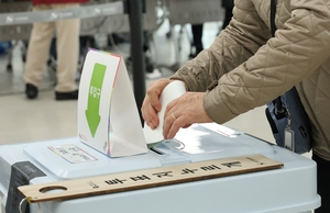 총선 사전투표 1100만명 돌파…4명중 1명은 ‘투표완료’