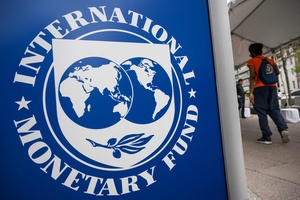 IMF, 한국 성장률 전망 또 상향할까…3월 수입물가도 주목