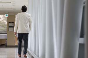 “예정대로 사직 진행”…의대교수들 오늘부터 병원 떠난다
