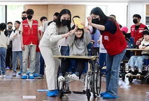 LG전자, 암사재활원서 장애 아동·청소년과 어린이날 행사 개최