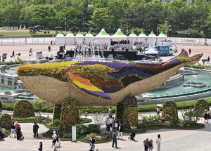 [포토뉴스] 2024고양국제꽃박람회 ‘물 뿜는 꽃등고래’