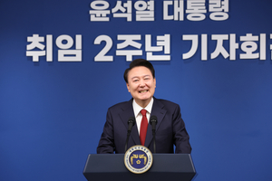 尹대통령, “사과” 등 몸 낮추고 소통 강조…“정치공세” 등 정면 대응도