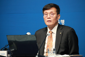 이창용 총재 “금리인하 시점 불확실”…시장은 “이르면 8월 내린다”