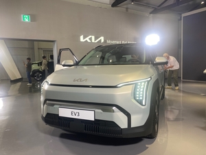 기아, 캐즘 넘어설 신차 ‘EV3’ 공개…‘가격이 관건’