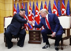 트럼프 “기회 있으면 내 배에 칼 꽂아”…김정은에 불신
