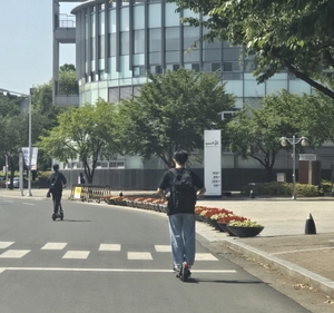 영남대, 캠퍼스내 전동 킥보드⋯헬멧 없이 ‘불법 질주’ 여전