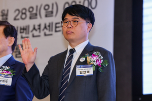 임현택 신임 의협 회장…“국민·환자 걱정 않도록 얽힌 매듭 풀겠다”