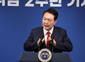 尹 “과거사 인내할 건 인내”…日 “한일 협력 강력히 확대”