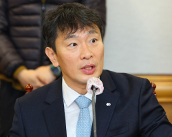“조직문화 손질해라” 이복현 엄포에...은행권, 대수술 착수