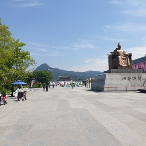 “애국심 vs 치적”…광화문 초대형 태극기 논란 재점화