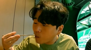 황영웅 ‘휴게소 먹방’ 공개...최애 메뉴는? 돈가스? 우동?