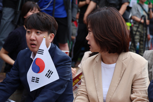 “이재명 좀 작작” “尹 탄핵청원 100만? 반대”…이준석계 개혁신당 ‘우향우’