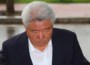 김홍일 방통위원장, 탄핵안 보고 전 자진 사퇴…尹 사의 수용