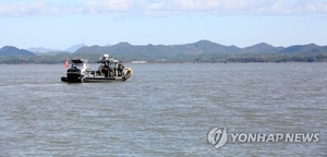 軍 “북한 주민 1명, 한강하구 통해 귀순”