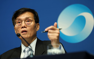 한은, 기준금리 13회 연속 동결하나…금리인하 신호 여부도 관심