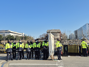 [포토뉴스] 국회 정문 앞 경찰의 철통 경비