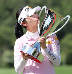 이예원, 디시트렌드 투표 1위! 최고의 스윙과 매력적인 핏의 골프 여왕 선정. 윤이나, 2위로 떠오르는 골프 스타의 자리매김