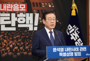 “오늘 밤 매우 위험” vs “전혀 사실 아냐”…2차 계엄령 선포 가능성은?