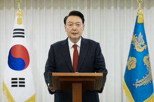 공수처, 尹 ‘내란혐의’ 체포영장…현직 대통령 최초