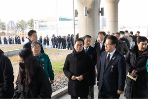 김동연, 무안 합동분향소에서 시민들과 함께 줄서서 ‘1시간 기다림’ 후 조문