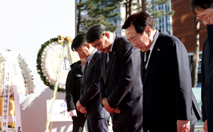 김기문 중기중앙회장, 제주항공 희생자 합동분향소 조문
