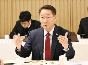 [에경 영상] 미국 출장길 유정복 “열심히 보고, 듣고, 만나고 오겠다”...출국 인사