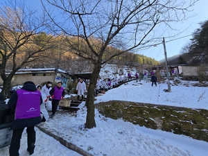 강원랜드, 이웃사랑 나눔 실천…영월 상동 취약계층 2가구에 연탄 600장 배달