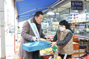 이재준 수원시장, 설 앞두고 전통시장 장보기...상인들 격려