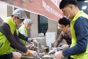 NH농협은행, 무료급식소 찾아 아침밥 배식 봉사활동