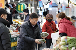 [에경 포토] 신상진 성남시장, “전통시장에서 성남사랑상품권으로 알뜰한 설 장보기 하세요” 당부
