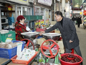 [에경 포토] 정장선 평택시장, 설 명절 맞아 전통시장 방문... 상인 격려
