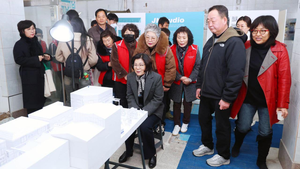 김보라 안성시장, “안성 중앙시장 2층 목욕탕에서 열린 방방곡곡 전시회 소개”