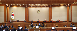 탄핵심판 첫 변론, ‘尹 불출석’에 4분만 종료…재판관 기피신청은 기각