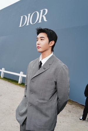 김권, 2025 F/W 파리패션위크 빛냈다…‘압도적 비주얼’