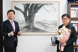 이상일 용인시장, 미술작품 기증한 정태균 화백에 감사패 전달