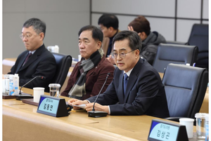 김동연, 삼성전자 평택캠퍼스 방문...“반도체 산업  지원에 최선 다하겠다”