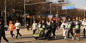 [포토뉴스] 대구국제마라톤...아빠·엄마 함께 달려요