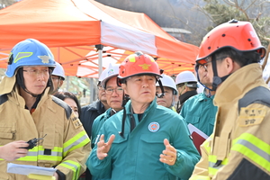 김태흠 충남지사, 고속도 교량 붕괴 현장 찾아