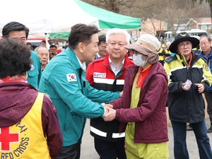 김관영 전북지사, 무주군 산불피해 현장 긴급 방문