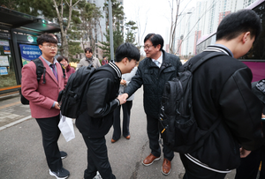 도성훈 인천시교육감, 새학기 첫 등교일 학교 현장 방문...학생들 격려