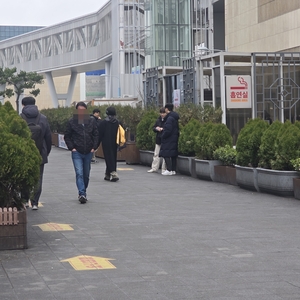 동대구역 흡연부스 있으나마나....  통행 시민 담배연기 고통 호소