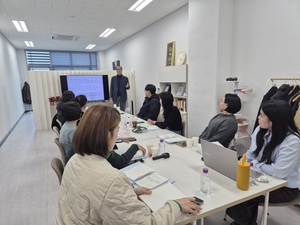 “영업은 선배한테 도제로” 옛말…기업들, 대면 영업력 키우려 영업 교육 자격증 딴다