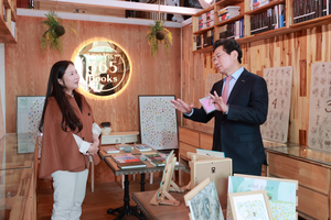 이상일, ‘365북스’ 방문해 독립서점 격려...용인그린대학·대학원 입학식도 참석