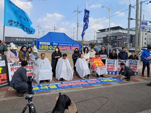 삭발로 ‘윤석열 즉각 파면 촉구’ 하는 광양지역 정치권과 농민단체