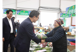김동연, 소상공인·도매시장 등 연속 민생행보...애로사항 청취하고 지원 약속
