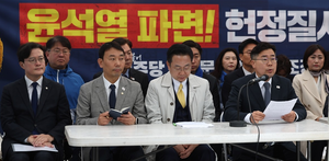 헌재로 쏠리는 시선…‘무정부 상태’ 최악 시나리오까지