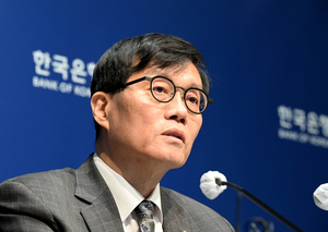 불확실성 휩싸인 韓경제…기준금리 이달 동결, 내달 인하 무게